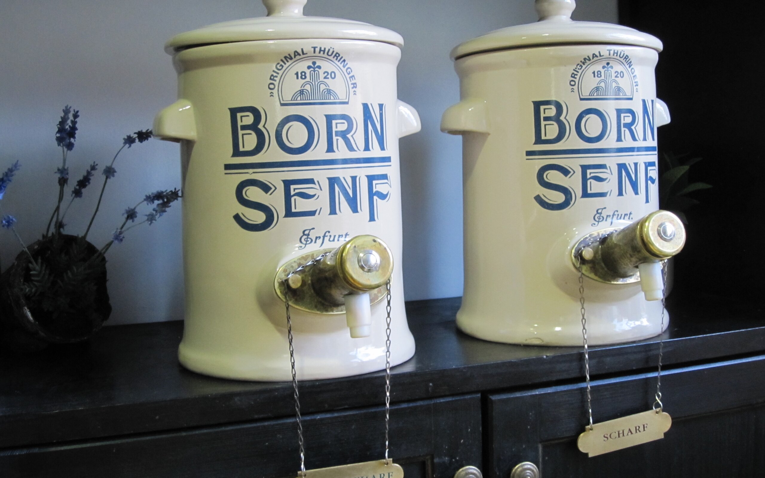 BORN Senfpumpe im Erfuter Senfladen, um leere Senfgläser nachfüllen zu können.