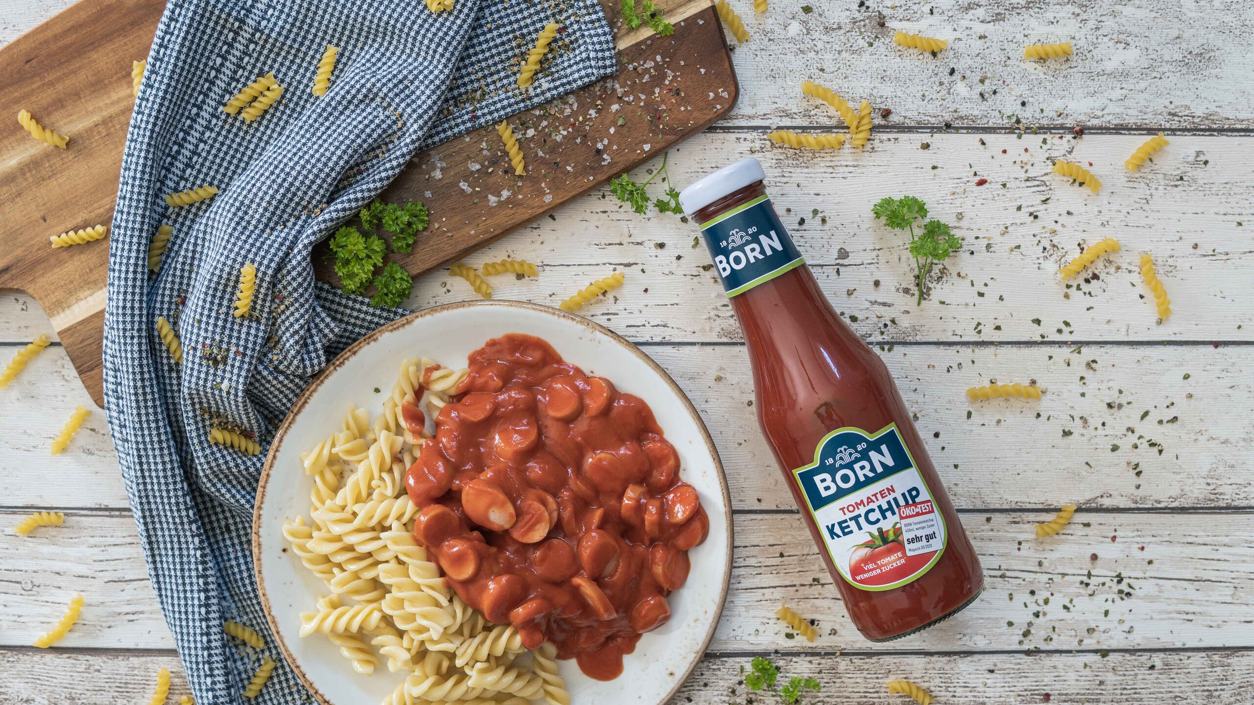 Unser Rezept Nudeln mit Tomatensauce. Das Rezept der Kindheit zum nachkochen. Schnell und einfach.