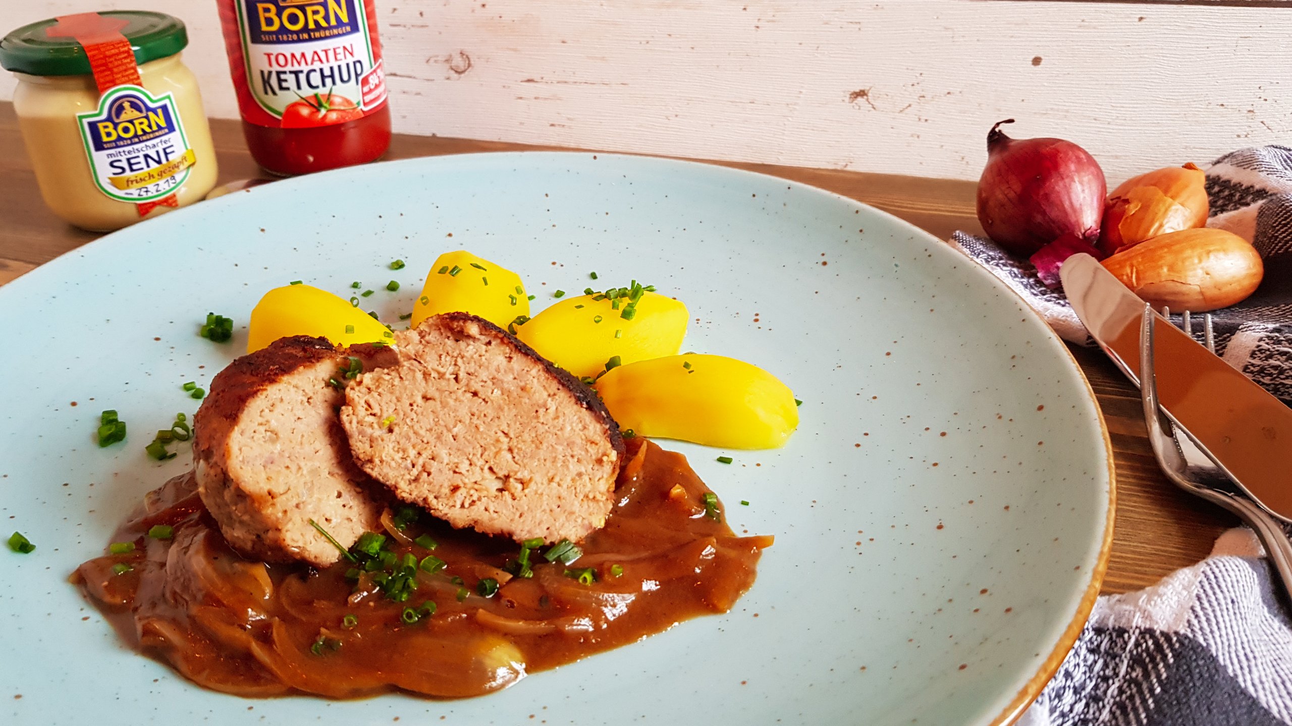 Ein leckeres, einfaches Rezept für Bratklößchen in Zwiebelsauce. Einfach nachkochen.