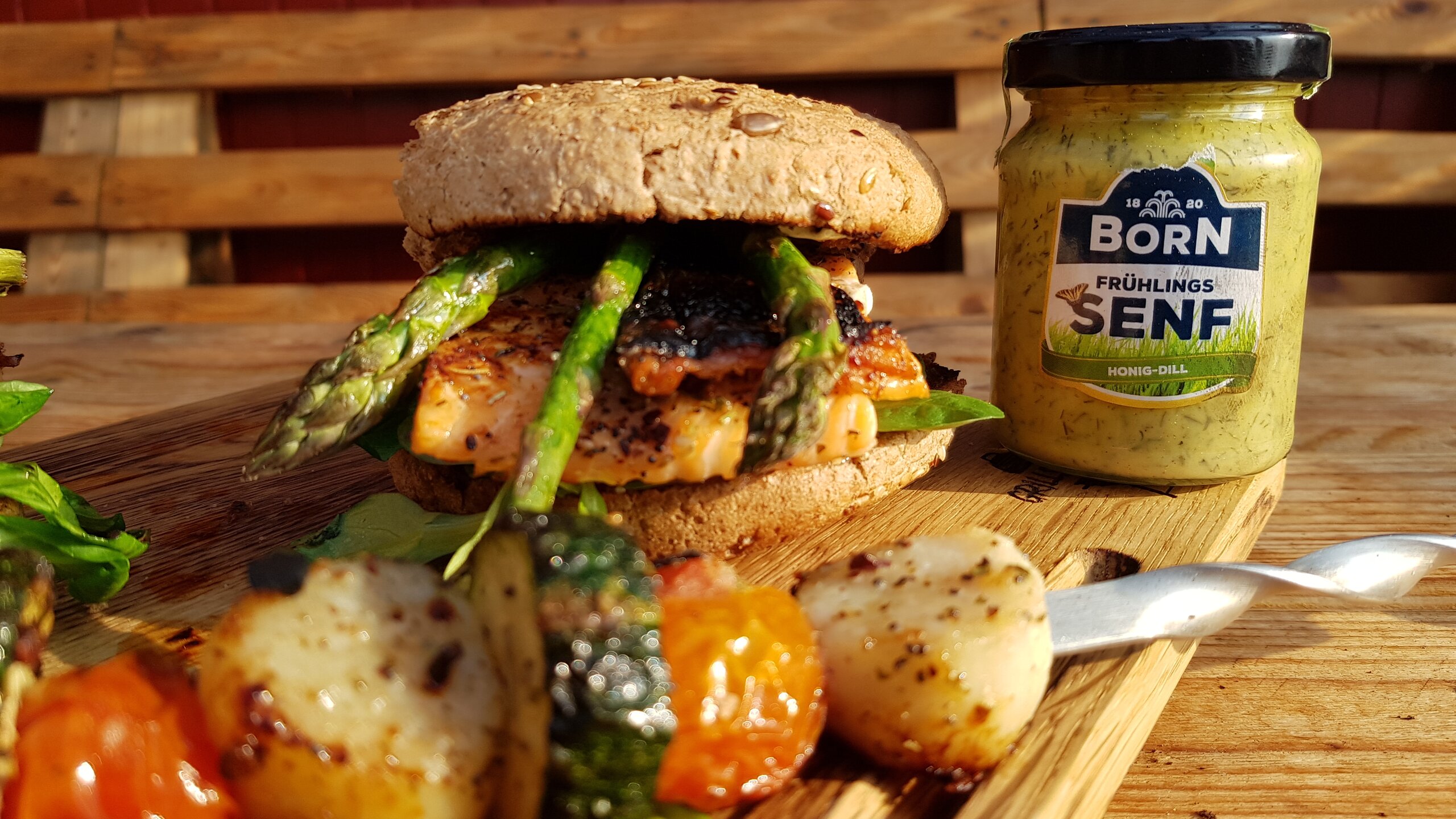 Rezept Lachs-Burger mit grünem Spargel und Jakobsmuschelspiess. Einfach schnell und lecker zum Selberkochen.