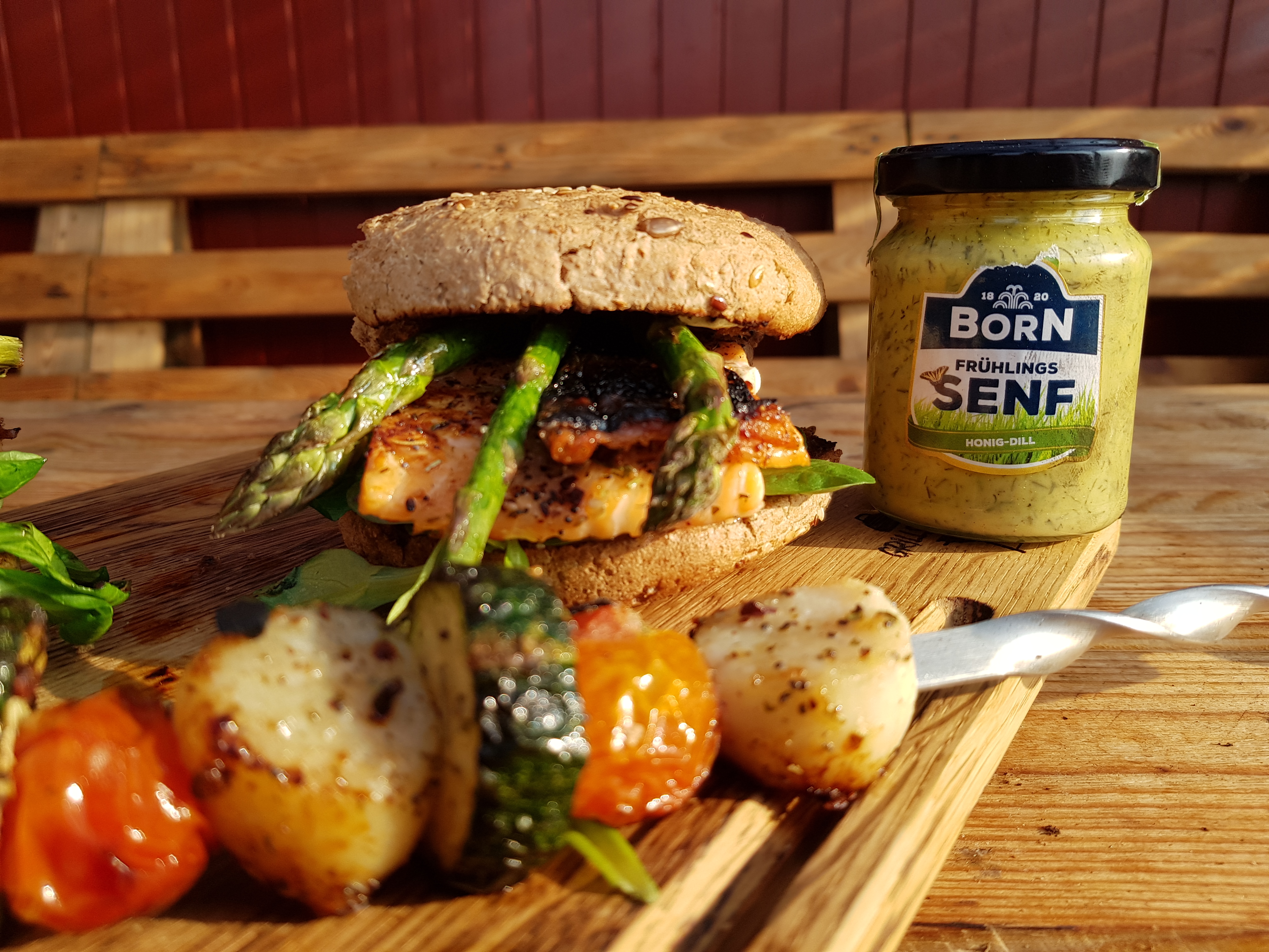 Rezept Lachs-Burger mit grünem Spargel und Jakobsmuschelspiess. Einfach schnell und lecker zum Selberkochen.