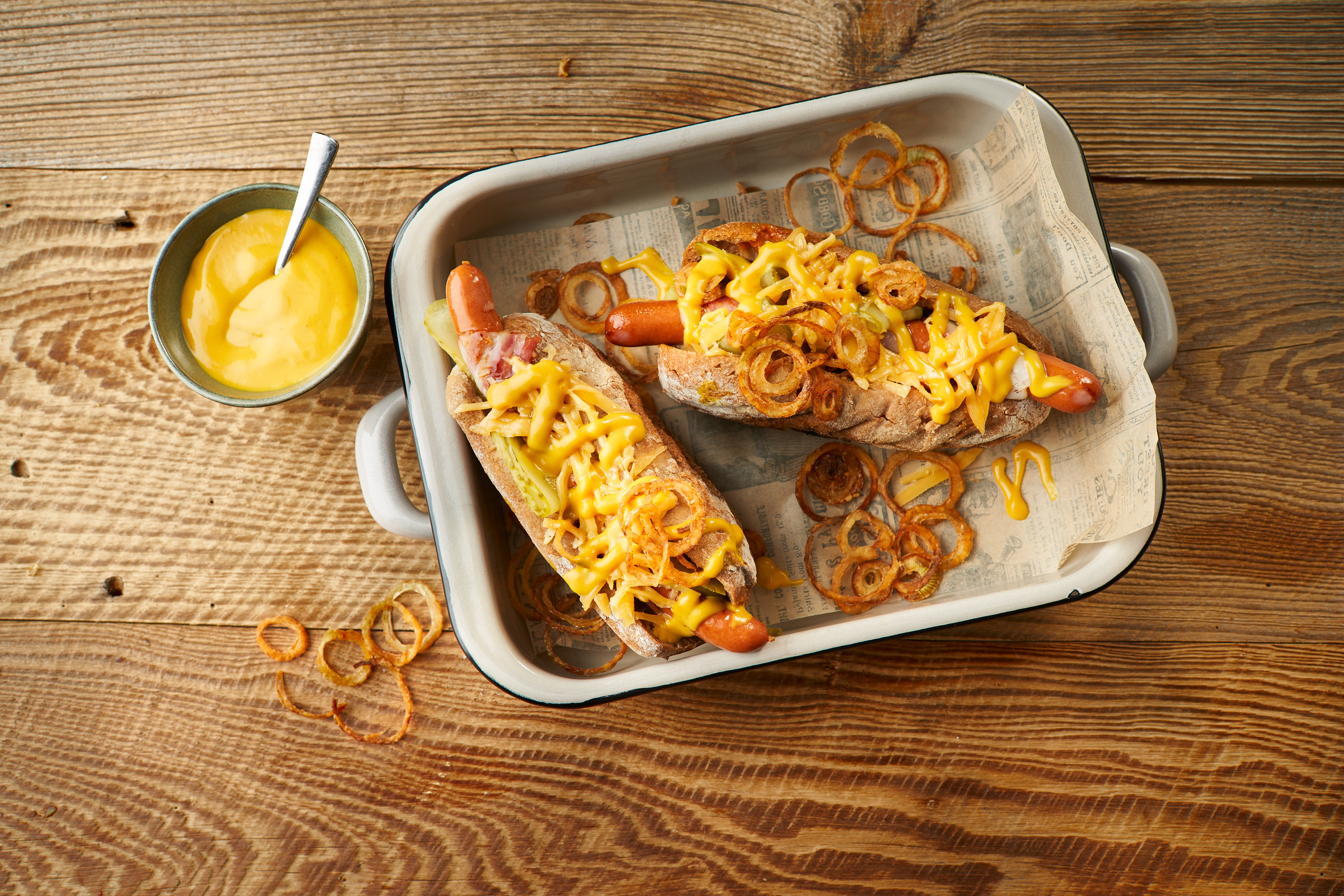 Gegrillter Hot Dog mit Develey Hot Dog Sauce