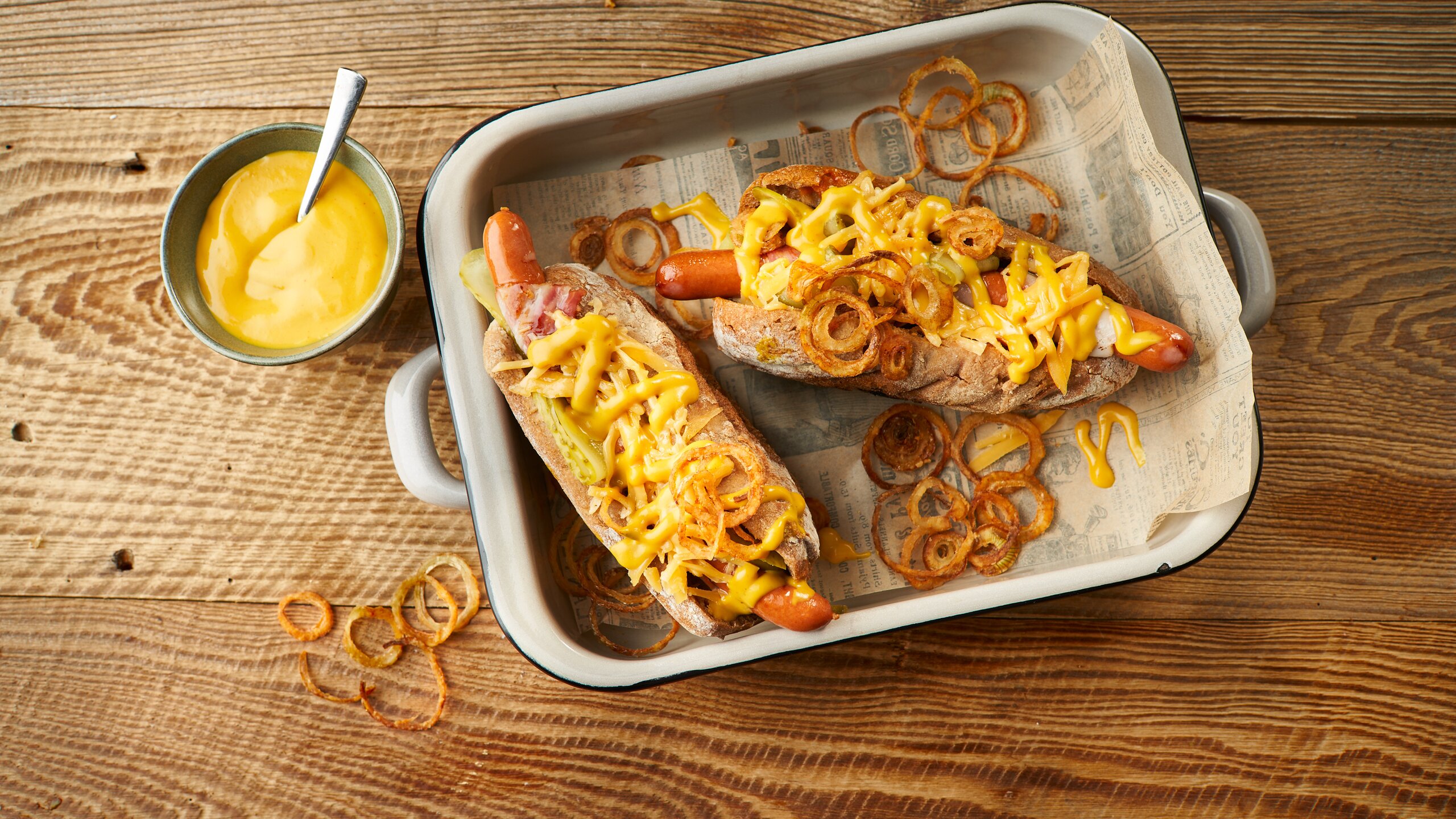 Gegrillter Hot Dog mit Develey Hot Dog Sauce