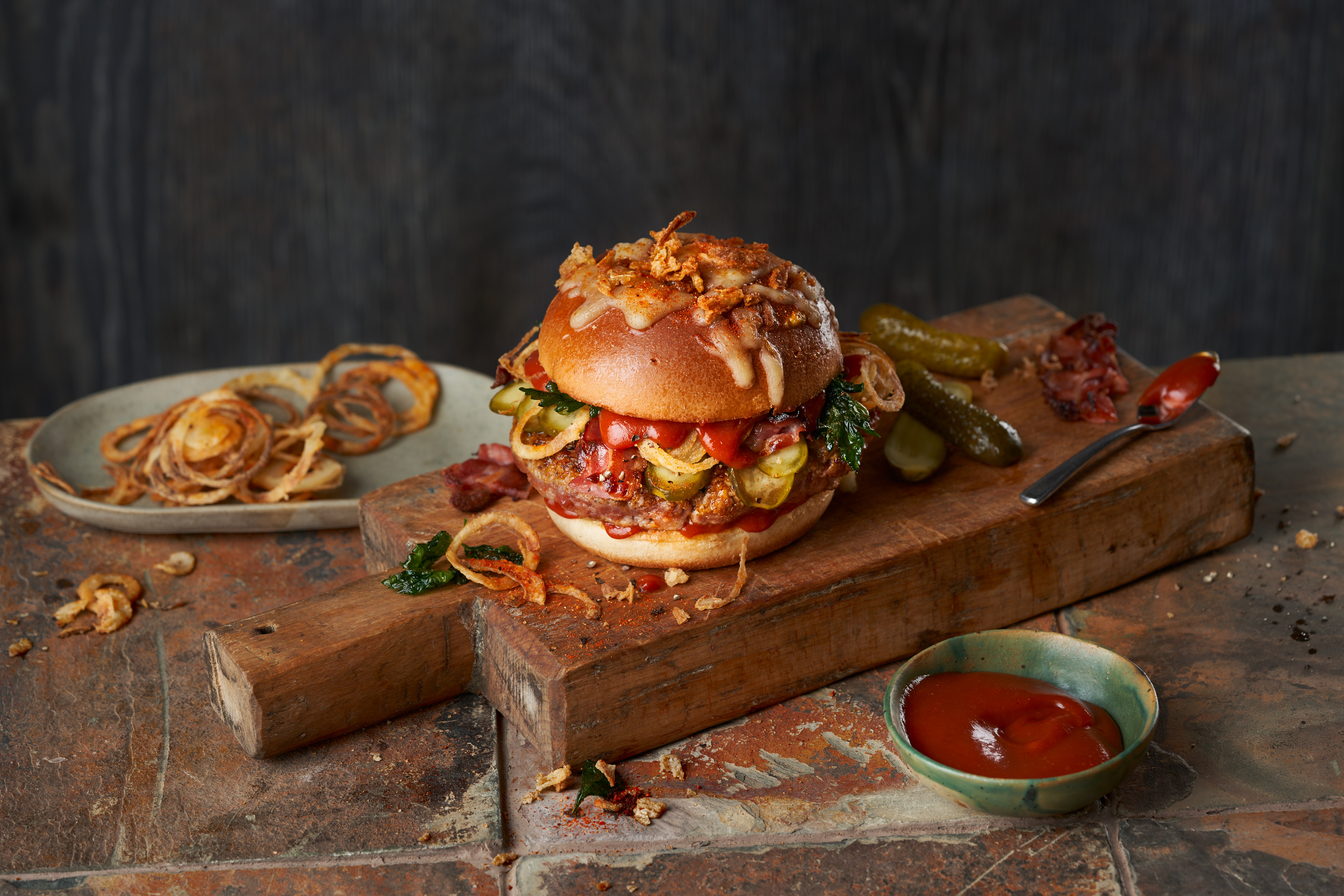 Röstzwiebel Burger mit Develey Curry Ketchup