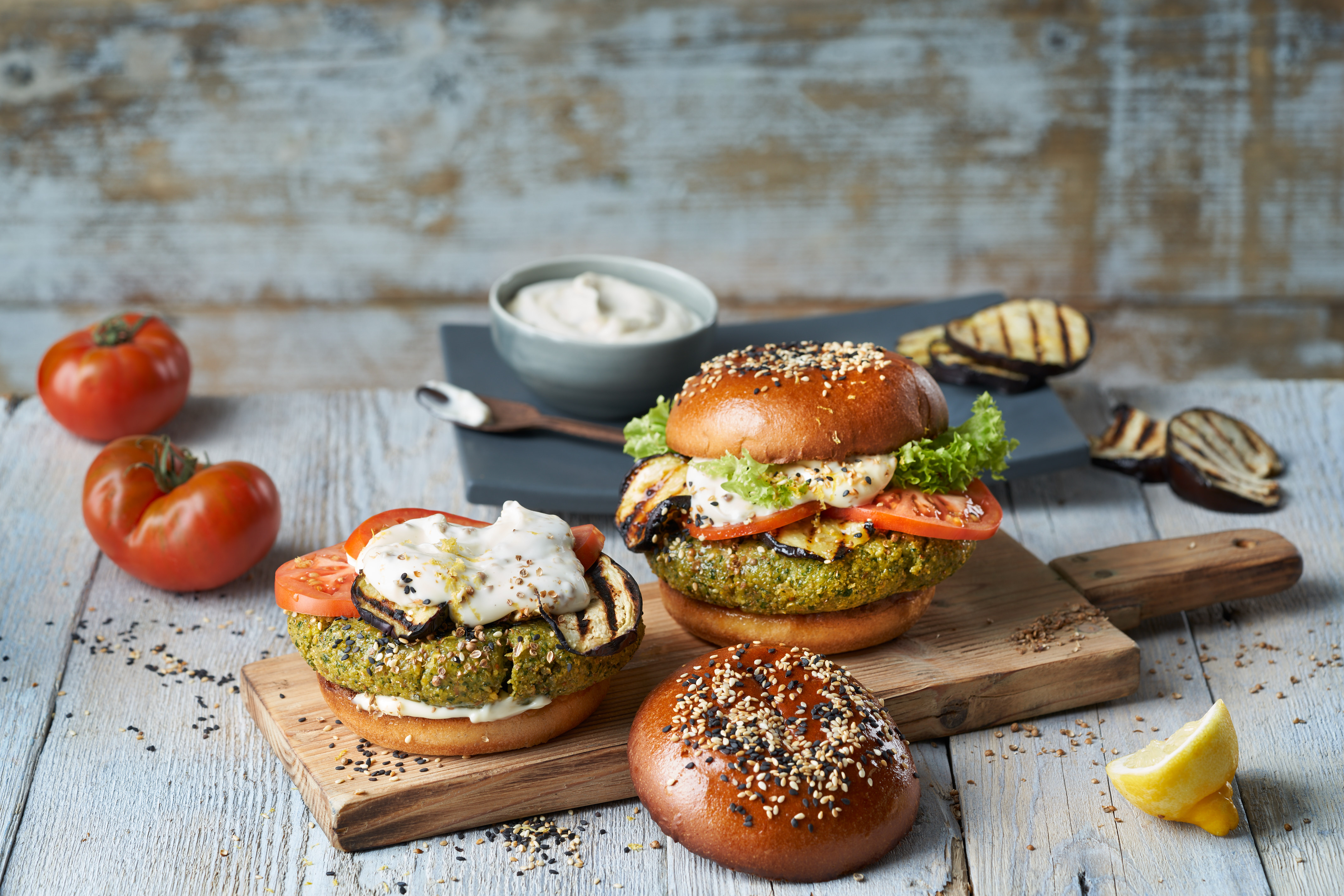 Sesam Burger mit Develey Die Leichte und Tomaten Ketchup
