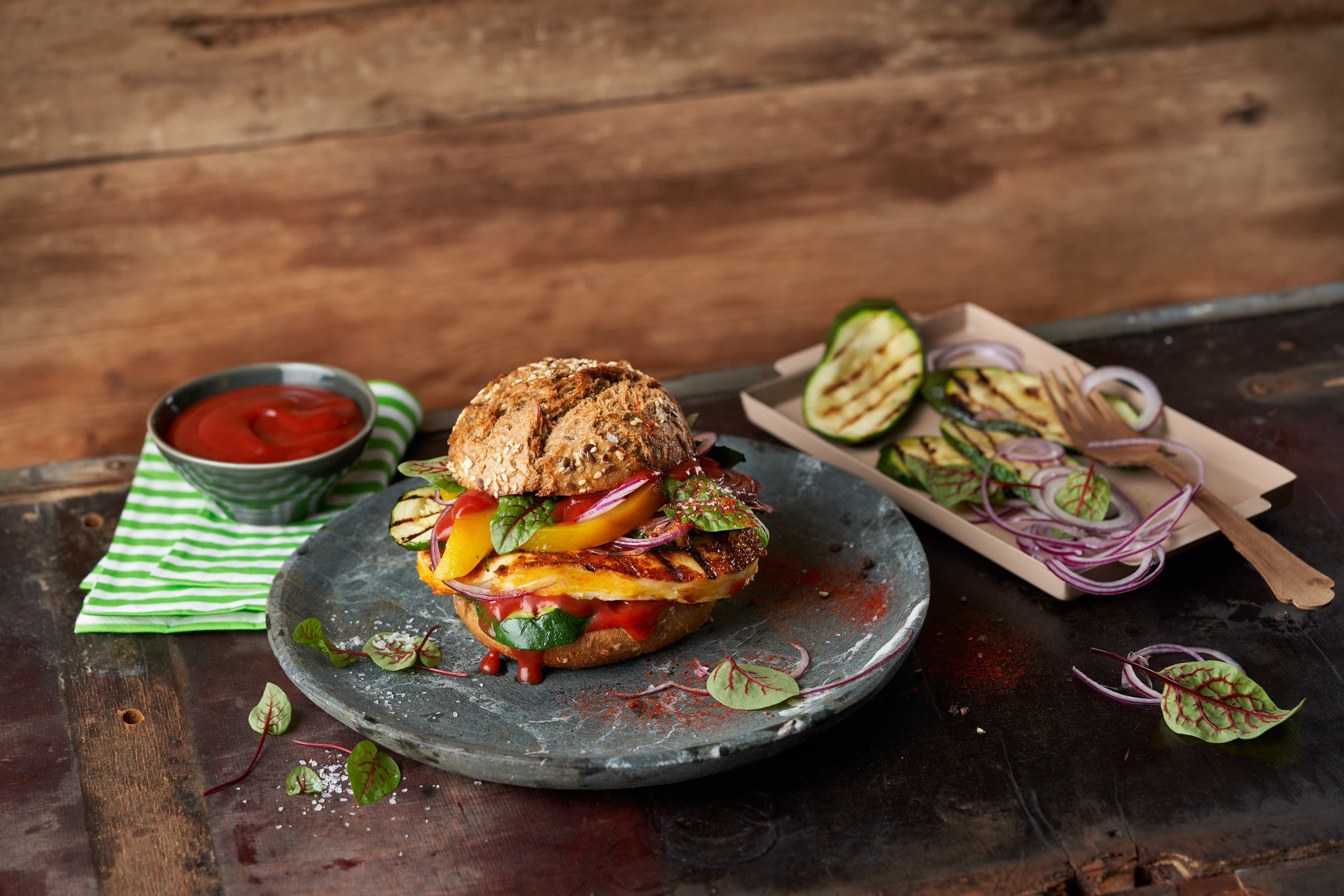 Rauch Burger mit Develey Hot Chili Ketchup