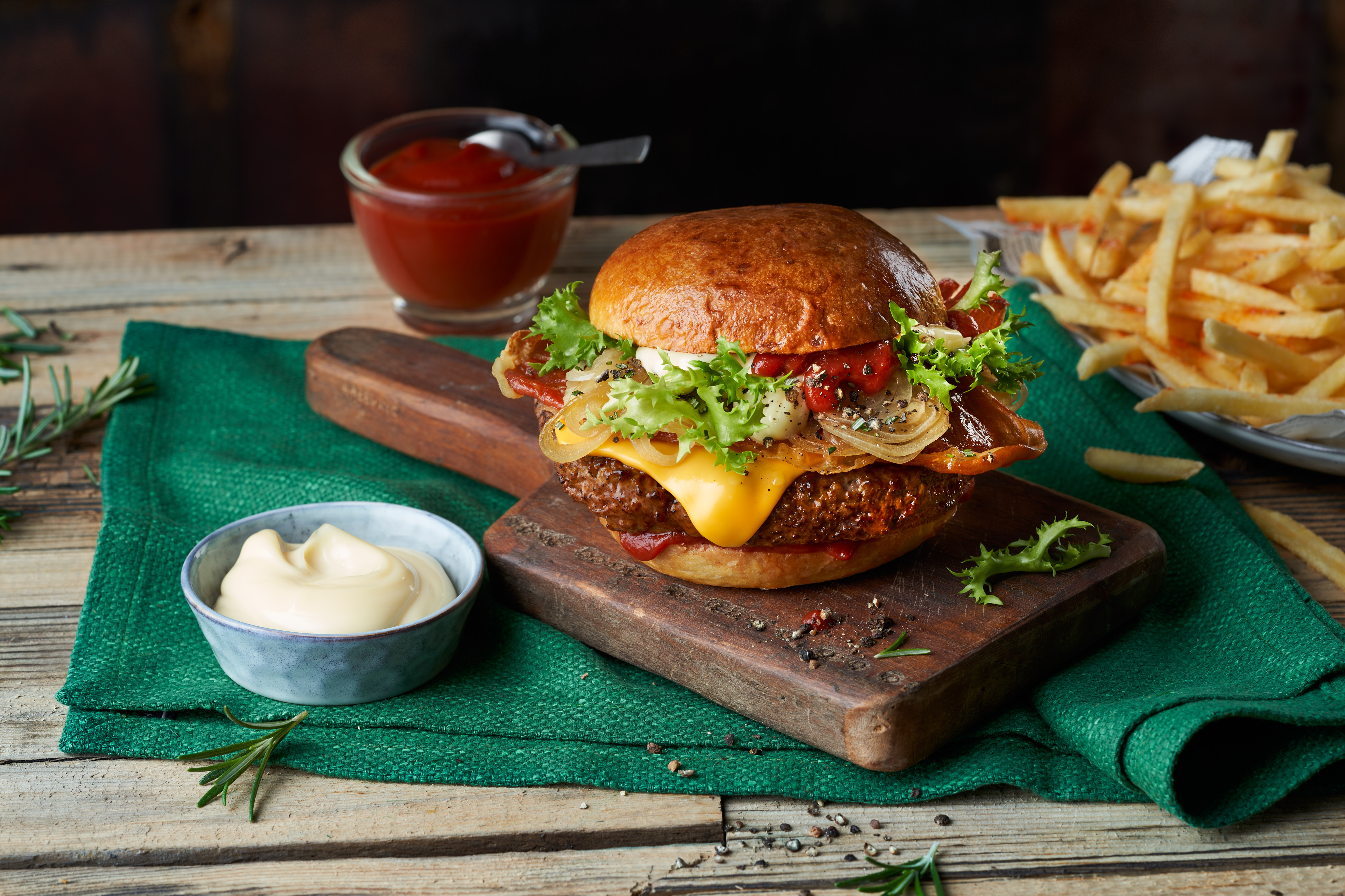 Brioche Burger mit Develey Tomaten Ketchup