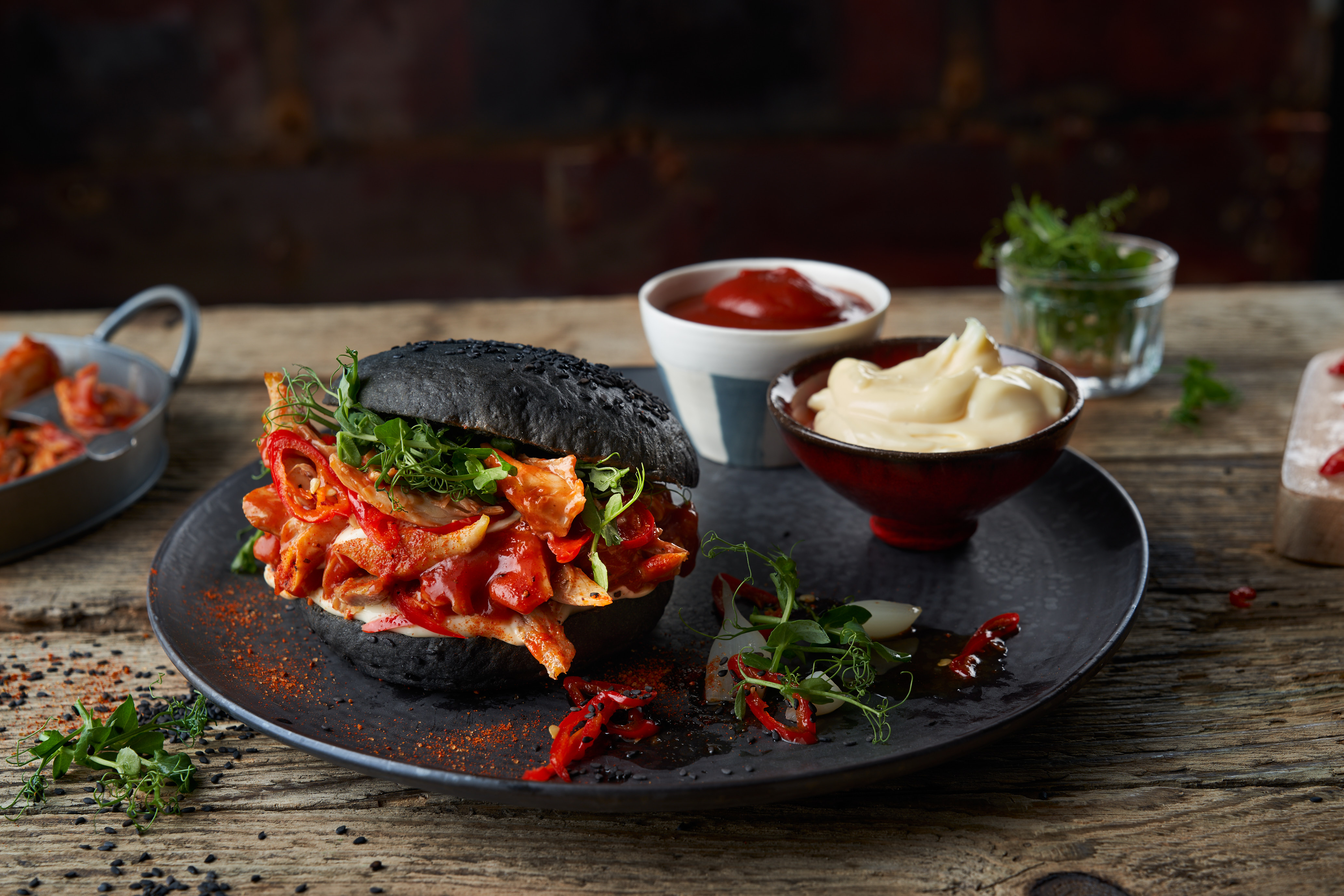 Schwarzer Sesam Burger mit Develey Mayonnaise