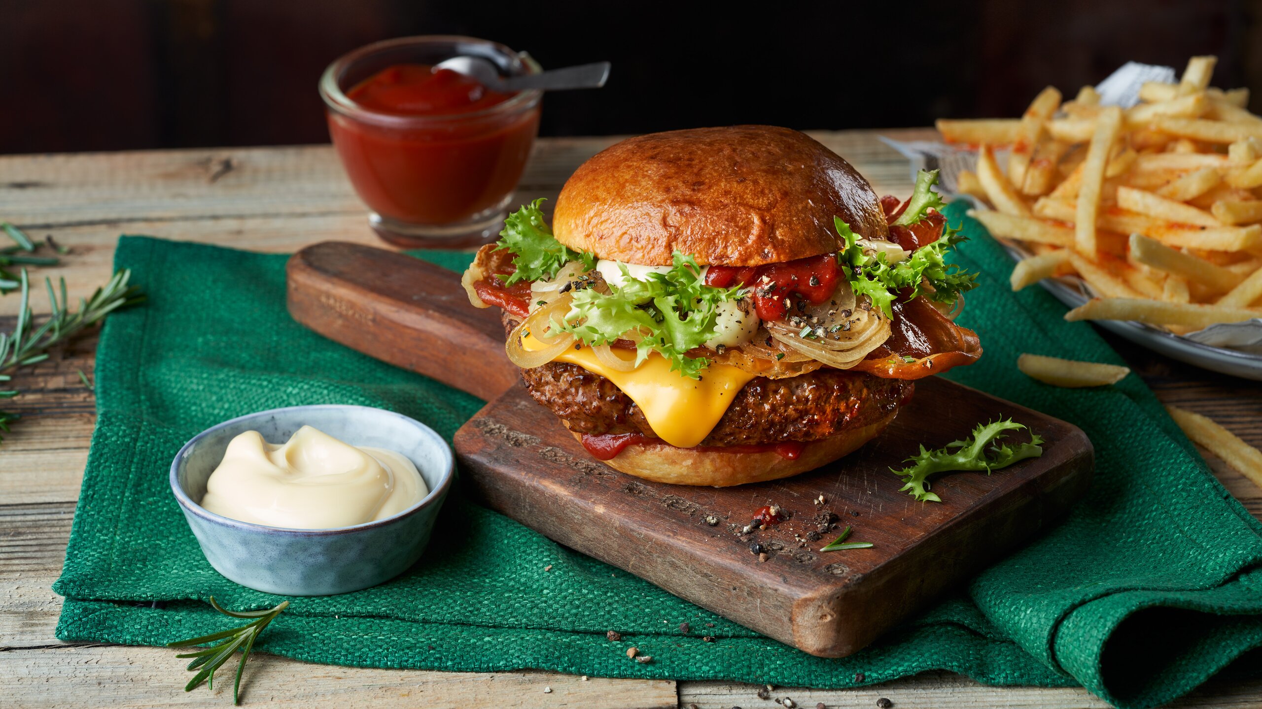 Brioche Burger mit Develey Tomaten Ketchup