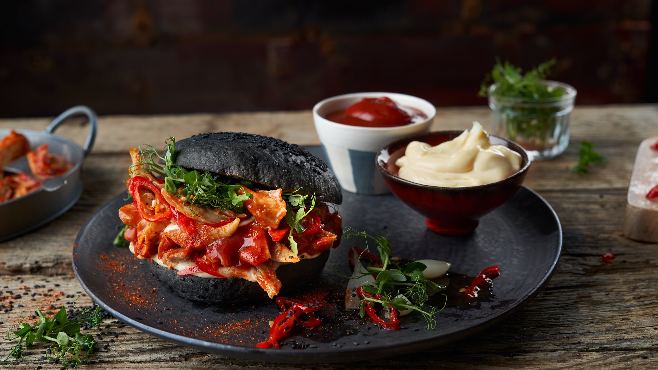 Schwarzer Sesam Burger mit Develey Mayonnaise