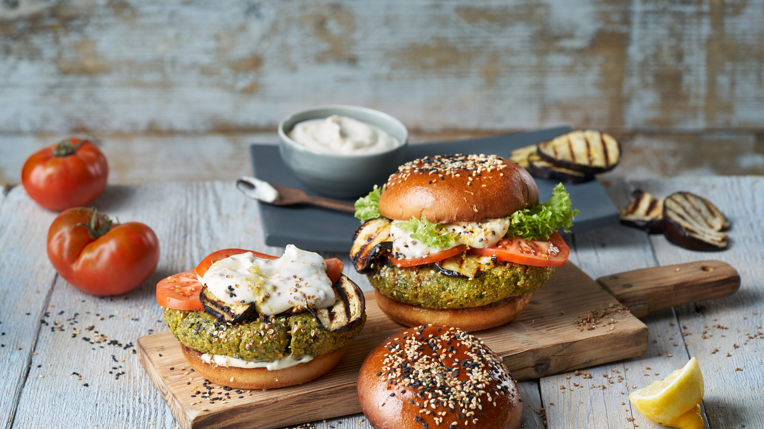 Sesam Burger mit Develey Die Leichte und Tomaten Ketchup