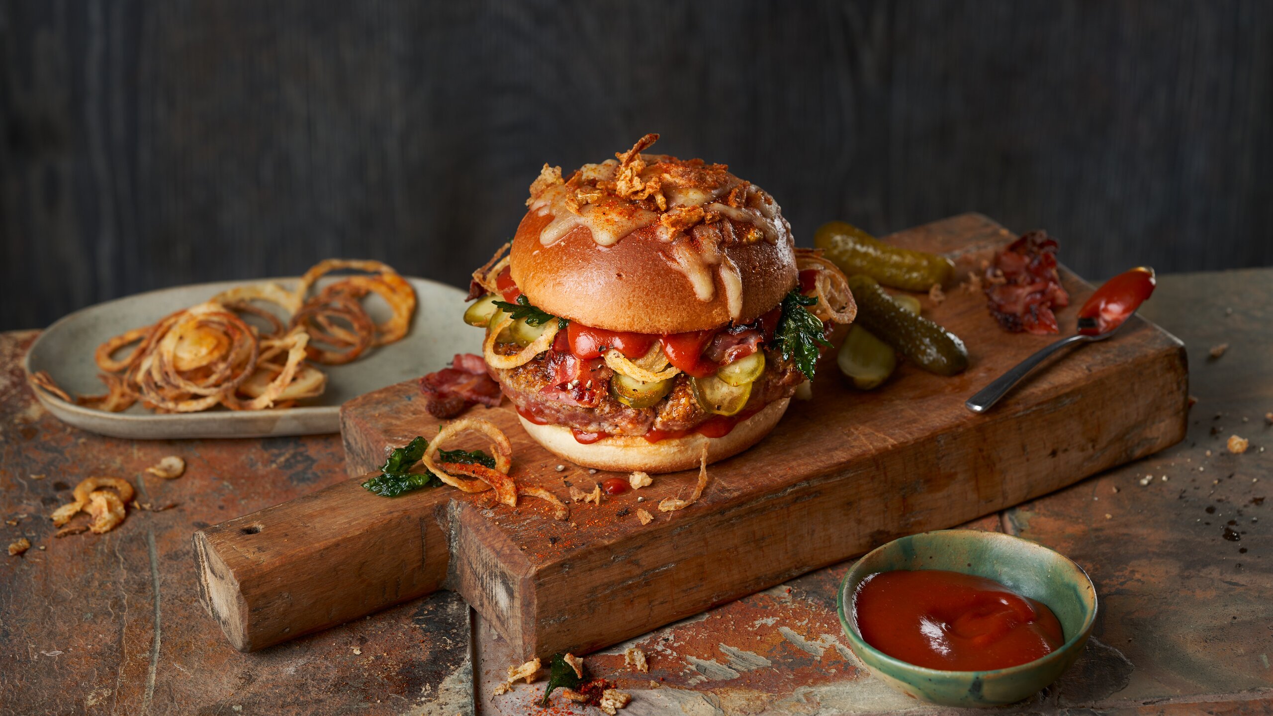 Röstzwiebel Burger mit Develey Curry Ketchup