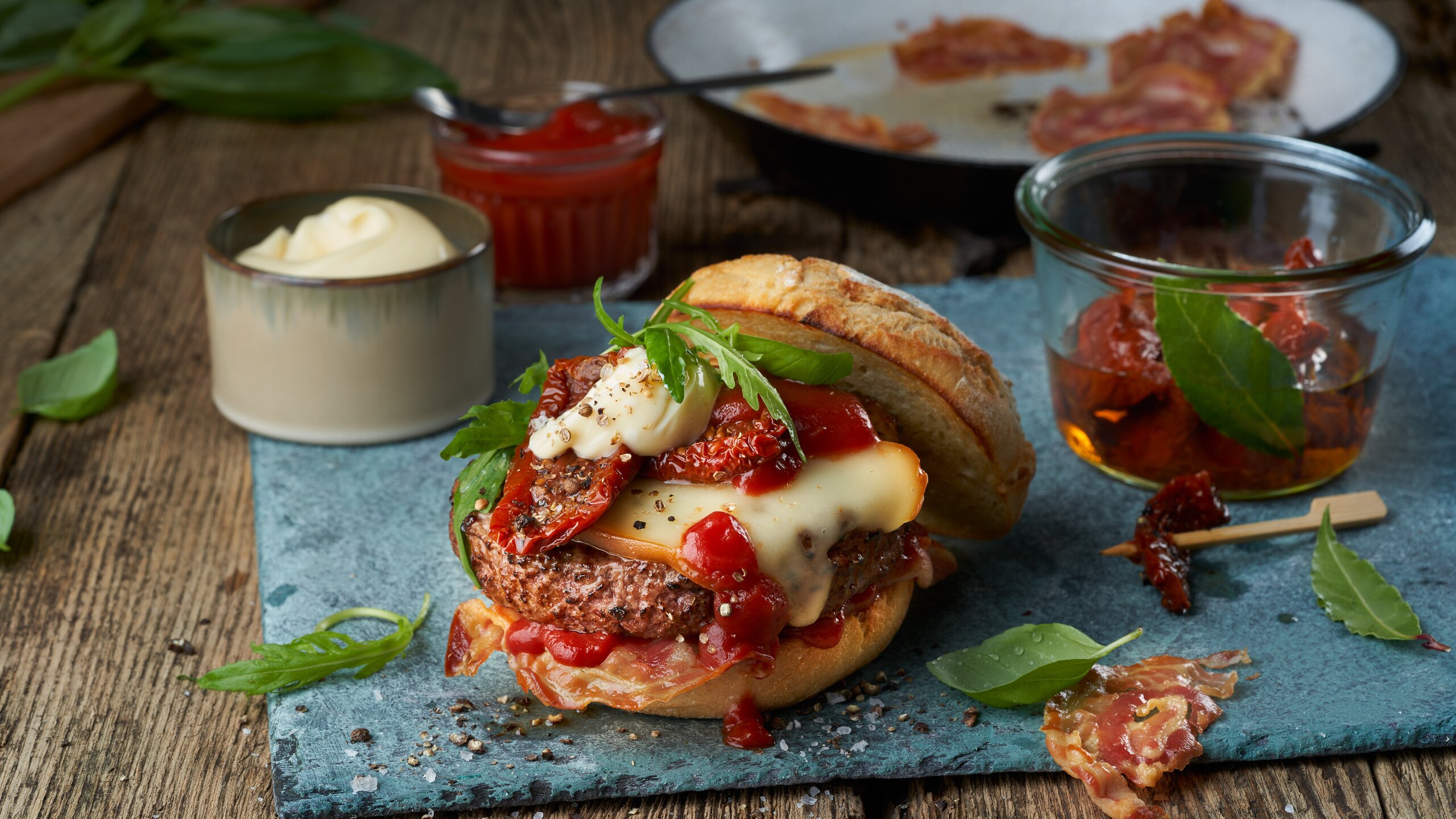 Sauerteig Burger mit Develey Tomaten Ketchup