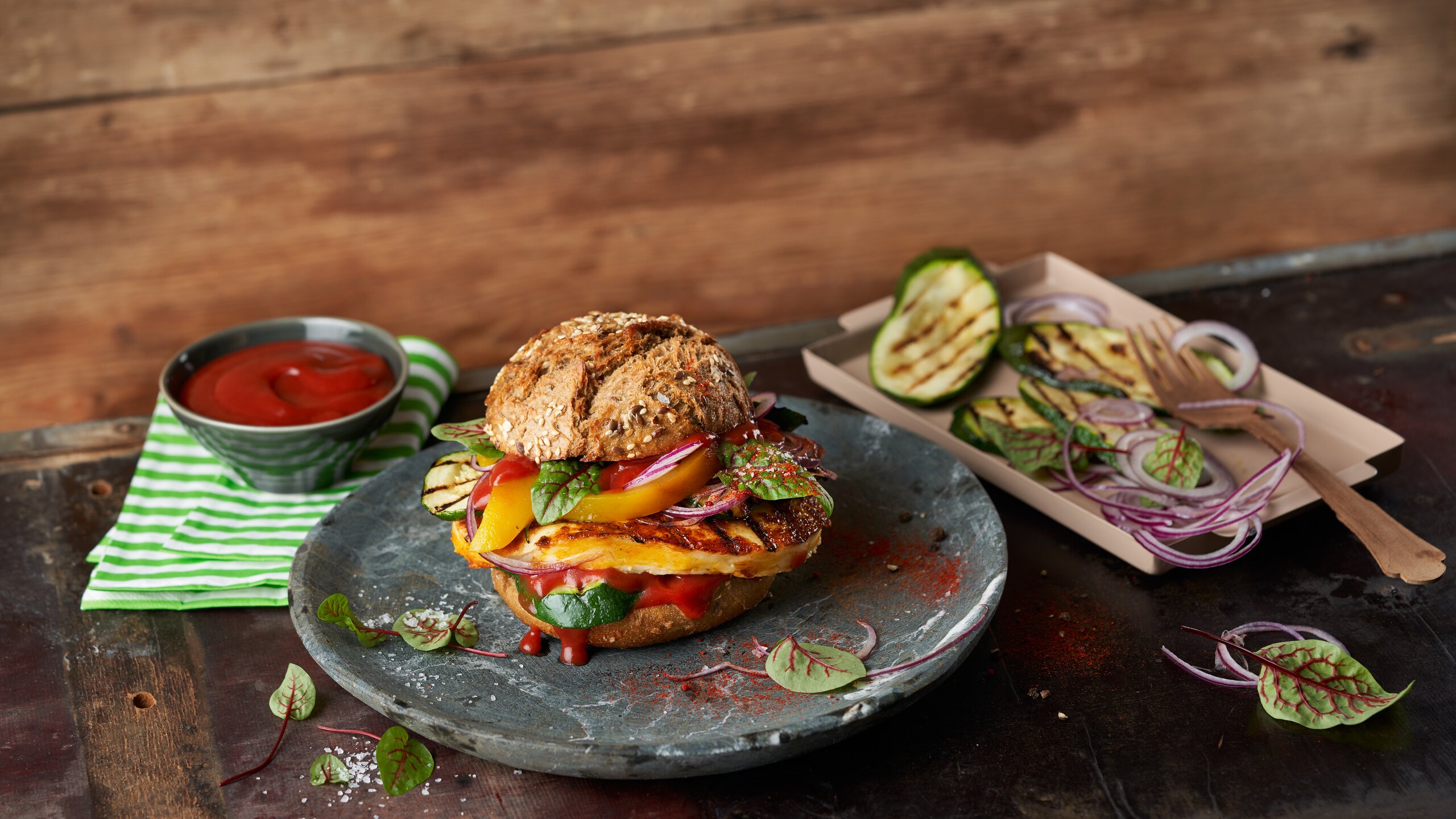 Rauch Burger mit Develey Hot Chili Ketchup