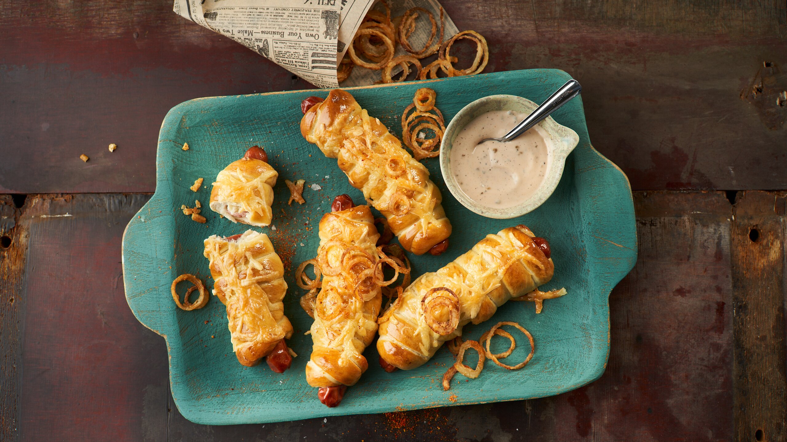 Pretzel Dogs mit Develey White BBQ Sauce