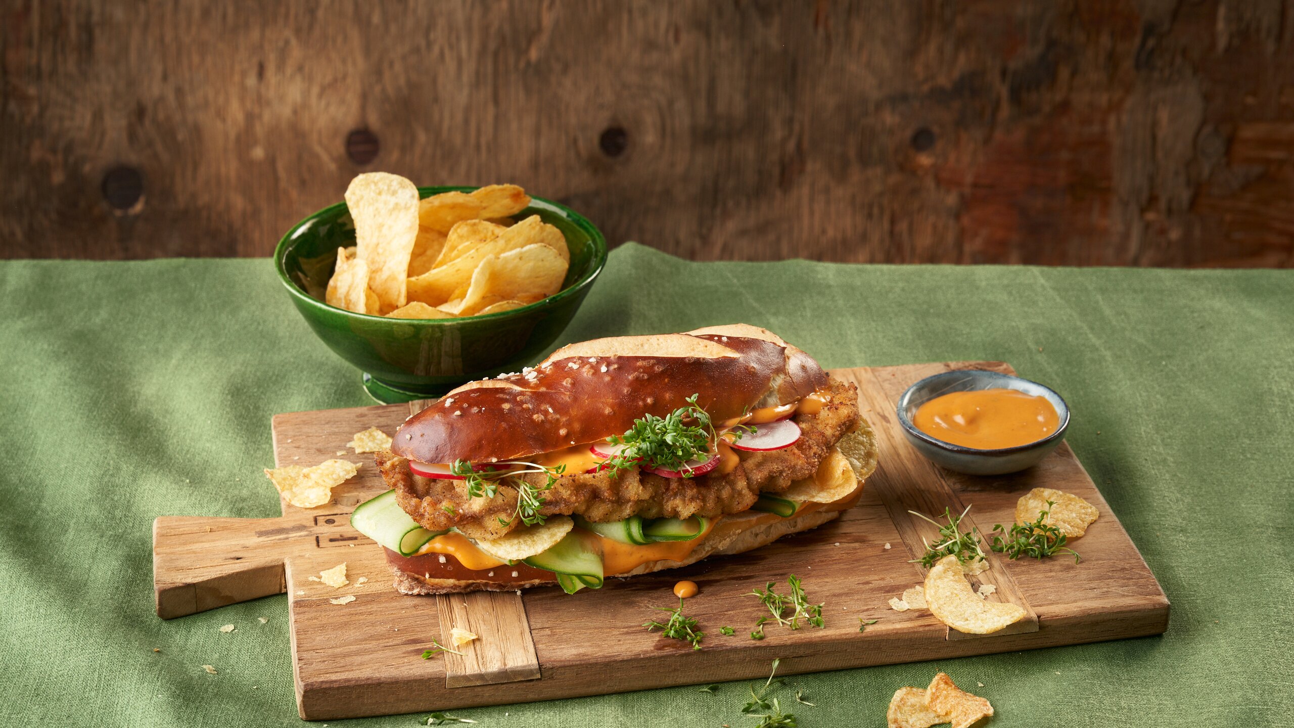 Schnitzel Sandwich mit Develey Burger Sauce