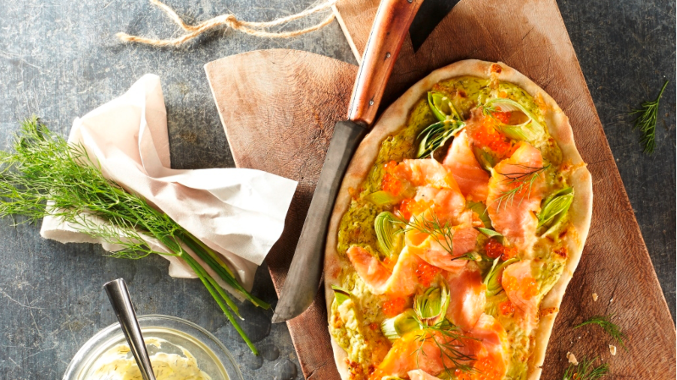 flammkuchen mit lachs und dill senf sauce rezept