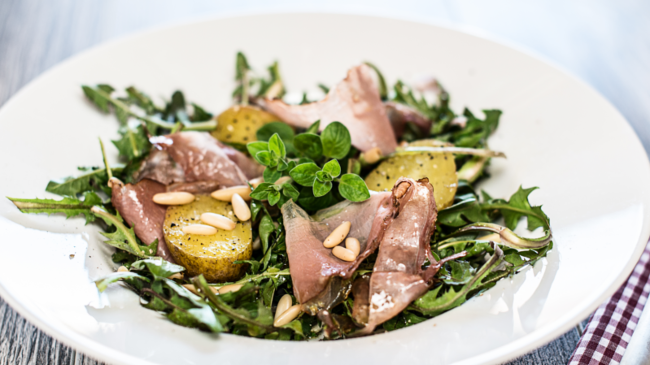 Löwenzahnsalat mit Speck und Kartoffeln Rezept