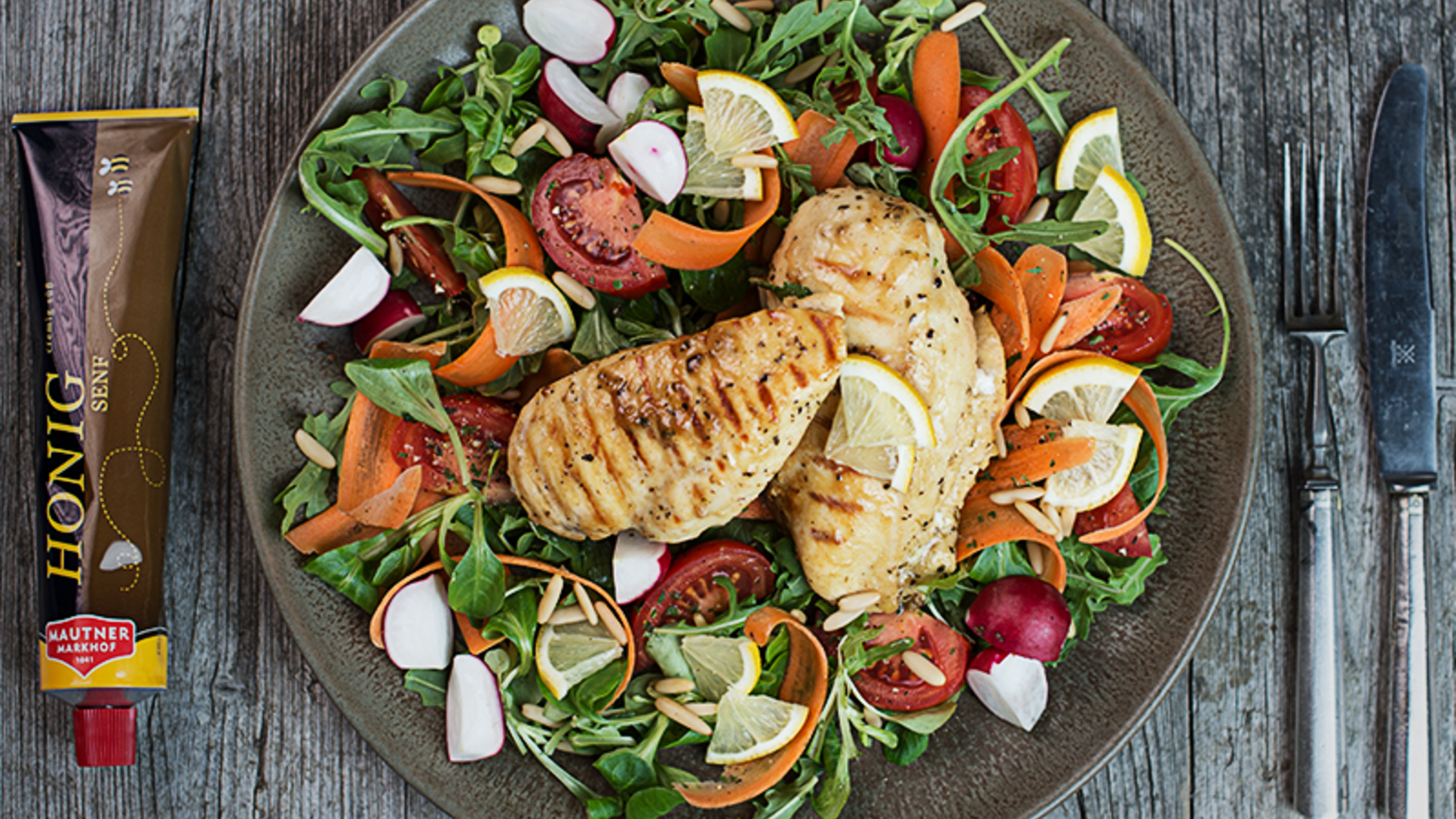 gegrilltes huhn mit honigsenf auf buntem salat rezept
