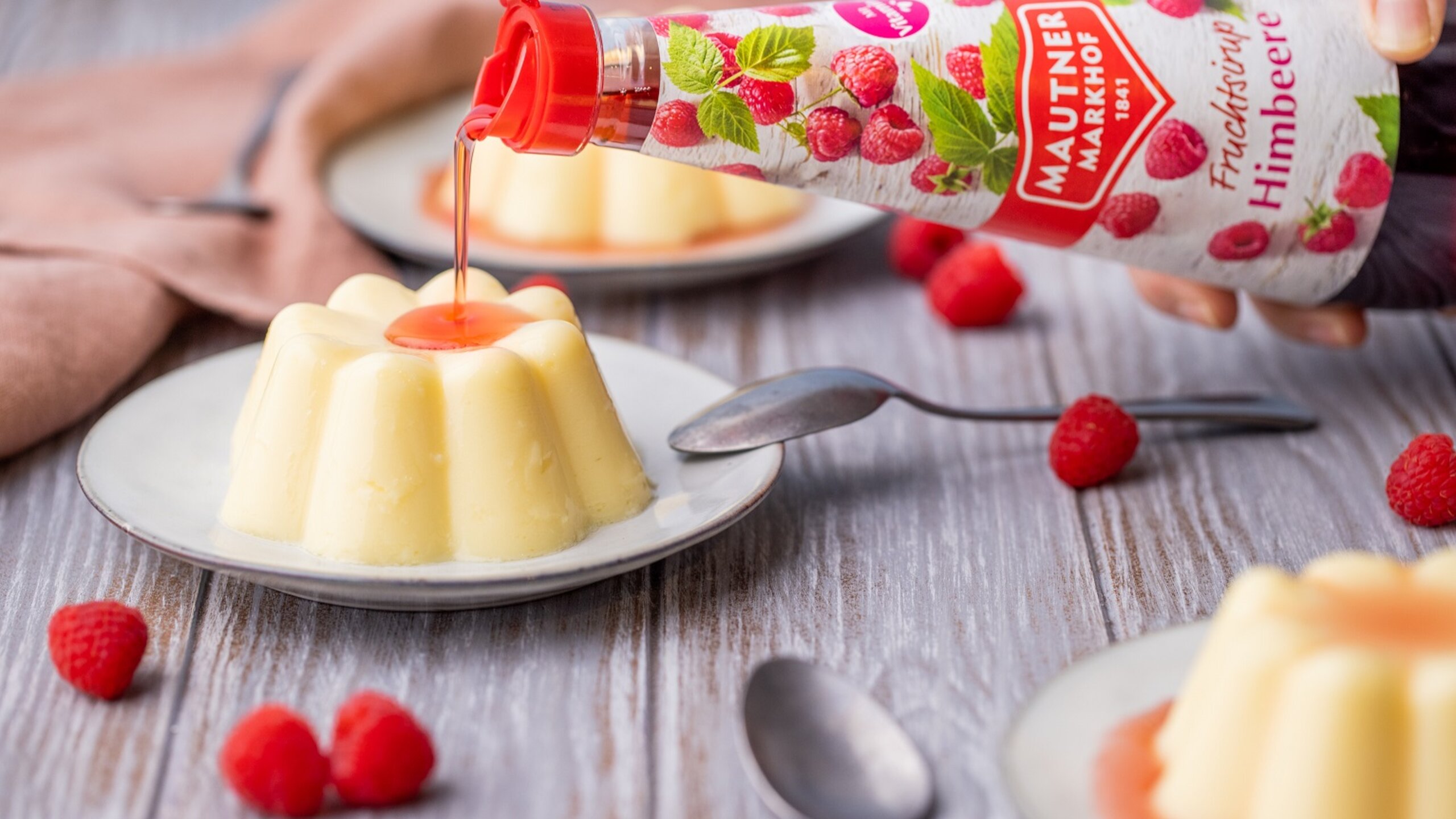 Vanillepudding mit Himbeersirup Rezept