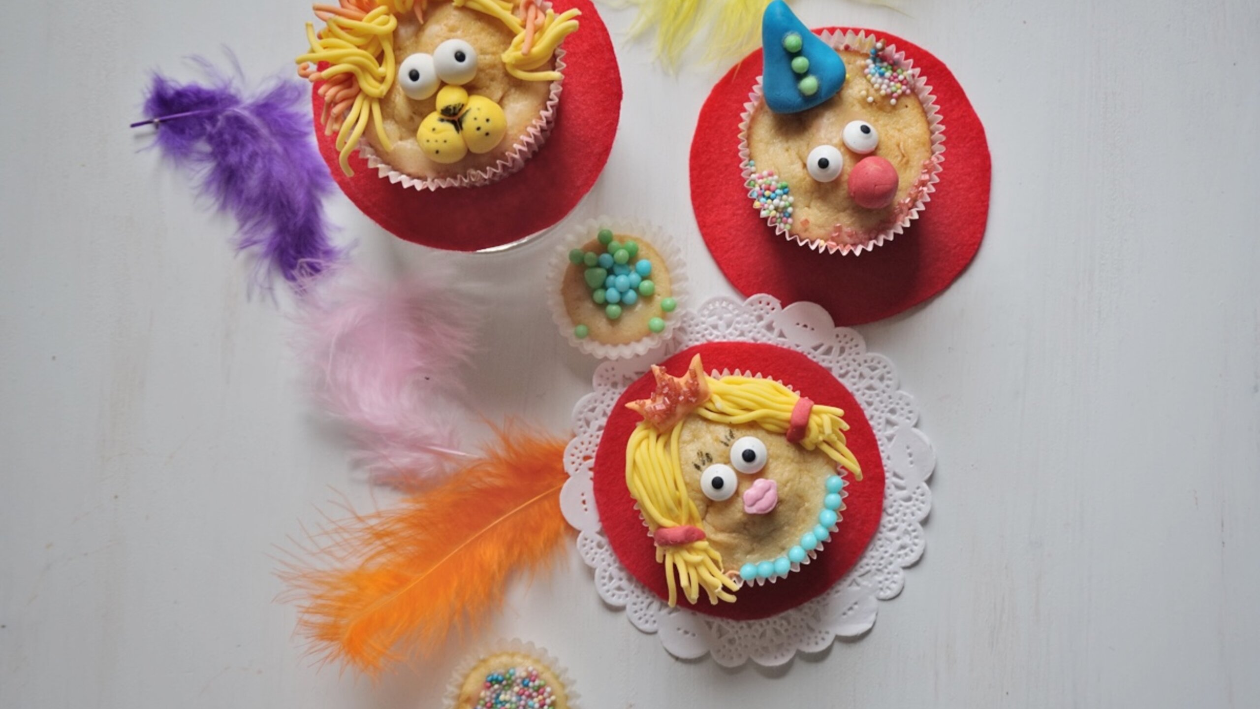 kunterbunte faschingsmuffins mit himbeersirupglasur rezept