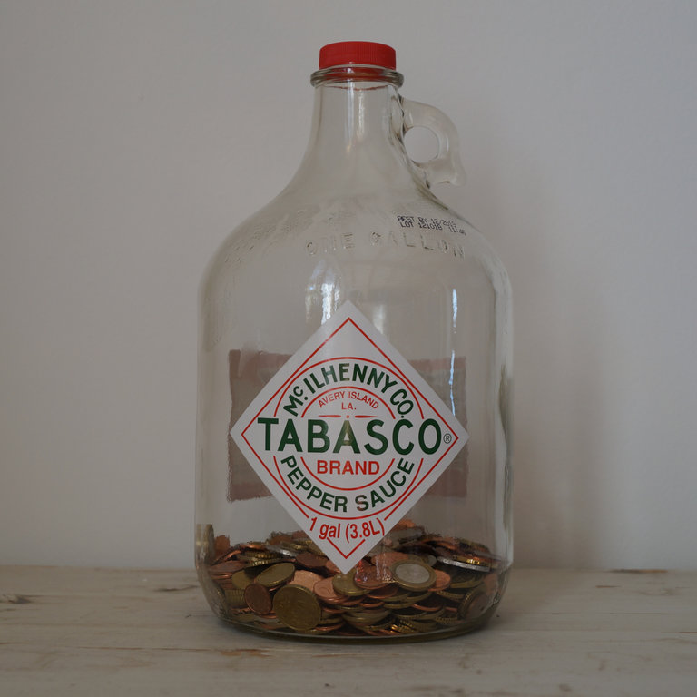 DIY Idee: Spardose - Tabasco Gallone mit Münzen gefüllt