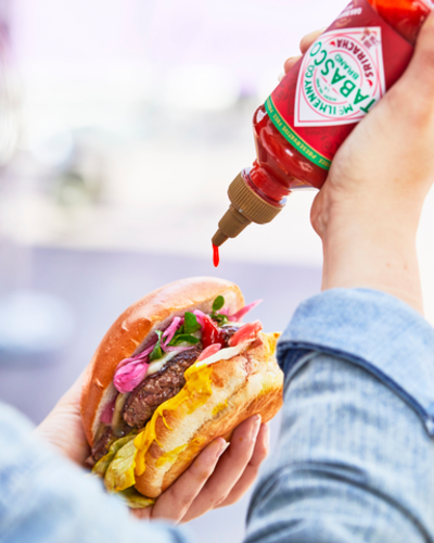 Hot Chili Sauce TABASCO® Sriracha Sauce auf Burger